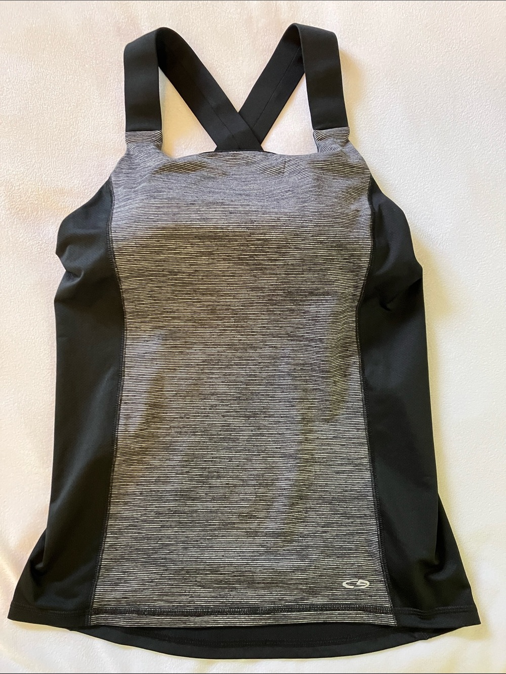 Medium workout top with built-in shelf bra with pad pockets, black